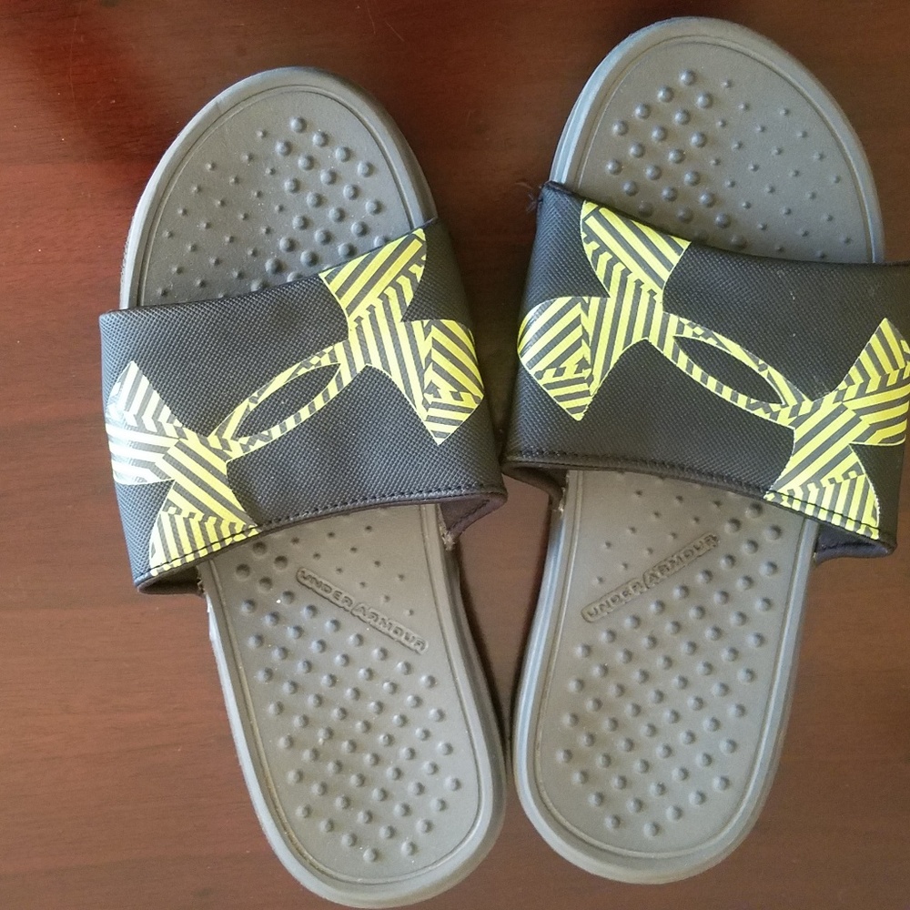 Boys almost new Under Armour black and greenslide